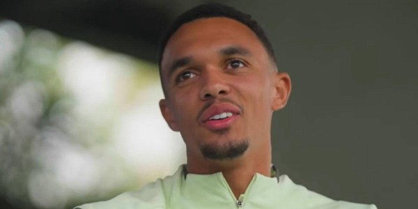 阿诺德透露与前队友的互动，向利物浦致敬