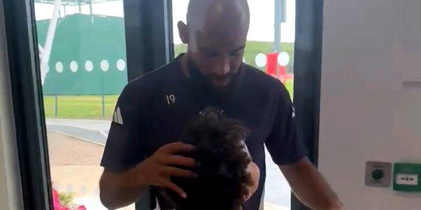 姆贝莫穿19号亮相卡林顿！拉什福德桑乔登机离开，曼联开始买中锋